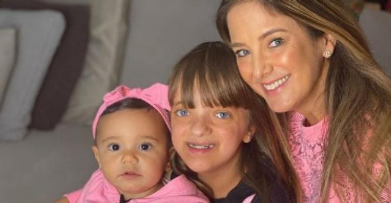 Ticiane Pinheiro explode fofurômetro ao registrar as filhas grudadinhas: “O amor mais lindo”