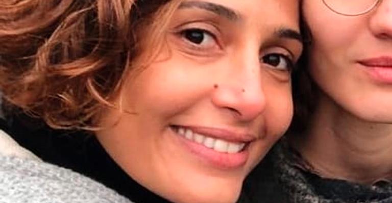 Camila Pitanga posa agarrada com namorada e filha e ganha declaração: “Que sorte”