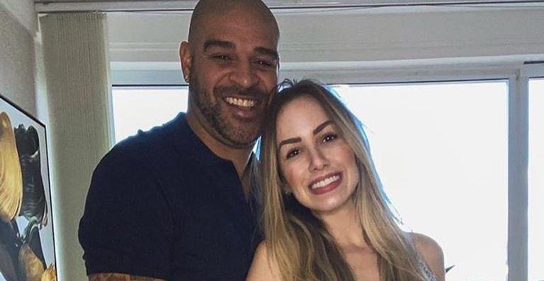 De helicóptero, Adriano Imperador vai atrás da ex-noiva para reatar romance e leva toco