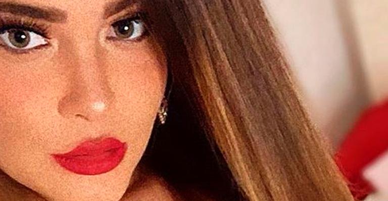 Geisy Arruda surge poderosa em lingerie cavada e mostra marquinhas de sol: “Mulherão sou eu”