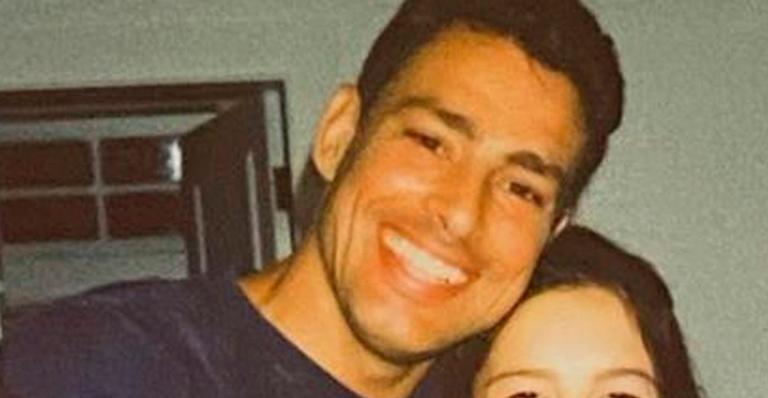 Cauã Reymond surge em clique raro com a irmã mais nova e seguidores elogiam: “Linda maninha”