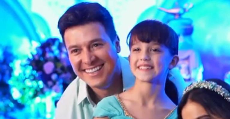 Como assim? Rodrigo Faro surge vestido com roupas da filha e diverte a web: “Paizão”