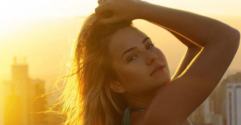 Ex-BBB Gabi Martins empina o bumbum só de biquíni e deixa fãs babando: “Surra de beleza”