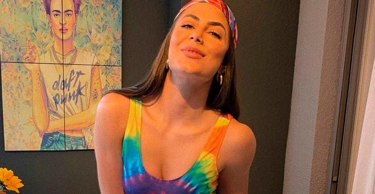Ex-BBB Mari Gonzalez posa com maiô cavado e detalhe rouba a cena: “O tamanho do dedo”
