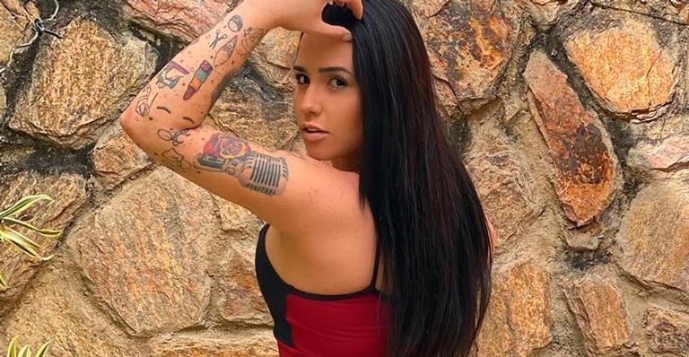 Perlla mostra frente e verso com roupa colada e seguidores apreciam: “Cintura de pilão”