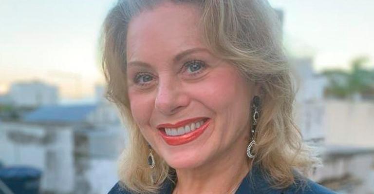 Aos 68 anos, Vera Fischer ostenta pernões com vestido fendado e agrada: “Elegante”