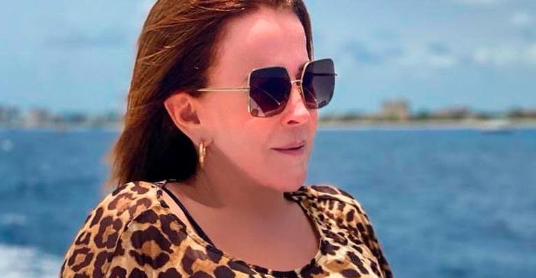 Zilu Camargo posa com saída de banho curtinha e exibe pernões: “Sempre linda”