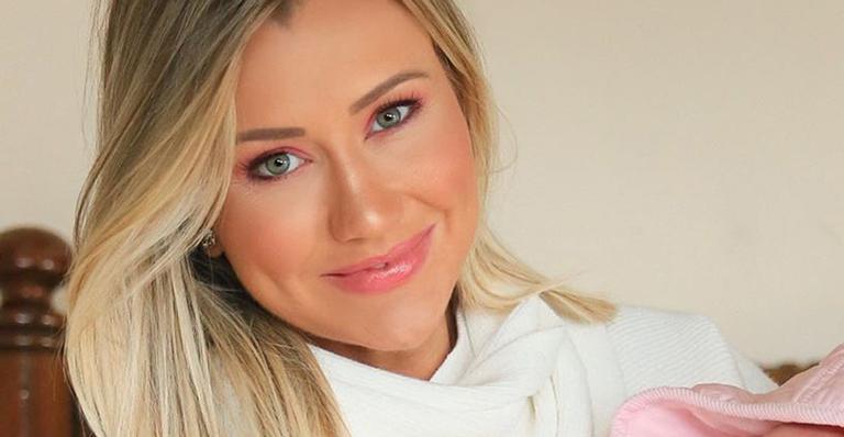 Ana Paula Siebert registra look de inverno da filha, Vicky, e encanta fãs: “Parece uma balinha”
