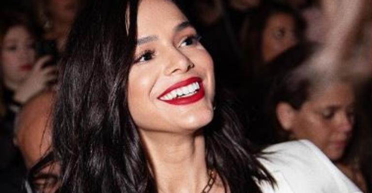 Bruna Marquezine comemora e apresenta resultado de transição capilar e fãs aprovam: ”Ainda mais linda!”