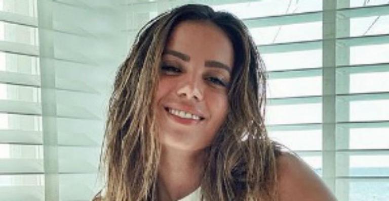 De biquíni cavado, Anitta ostenta corpão sarado e rebola: “Ô corpo, viu”