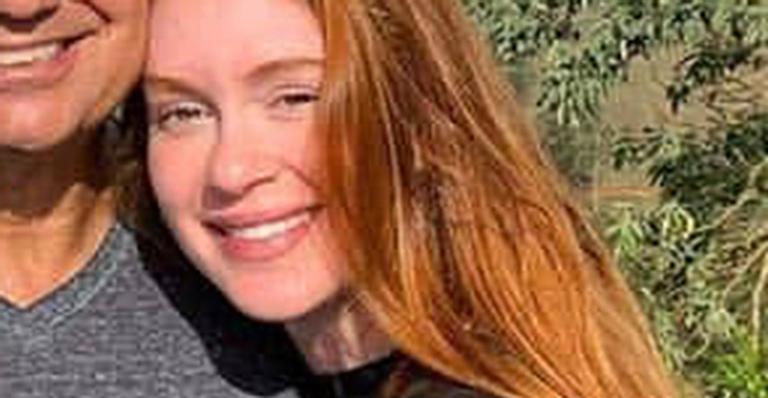 De cara lavada, Marina Ruy Barbosa reúne os pais e posa sorridente durante viagem em família