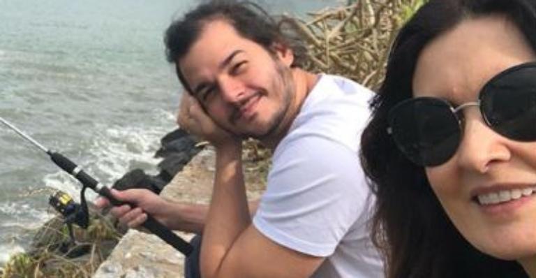 Fátima Bernardes encara dia de pescaria com o namorado, Túlio Gadêlha, e diverte web
