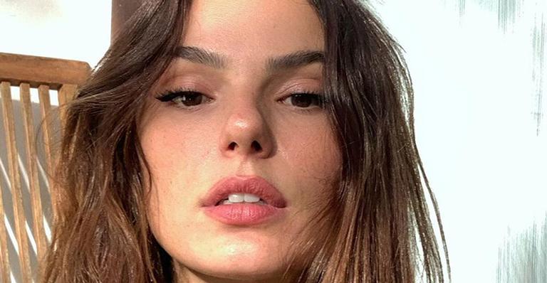 Em momento ousado, Isis Valverde deixa cair a alça do vestido e seduz fãs: “Um deslumbre”
