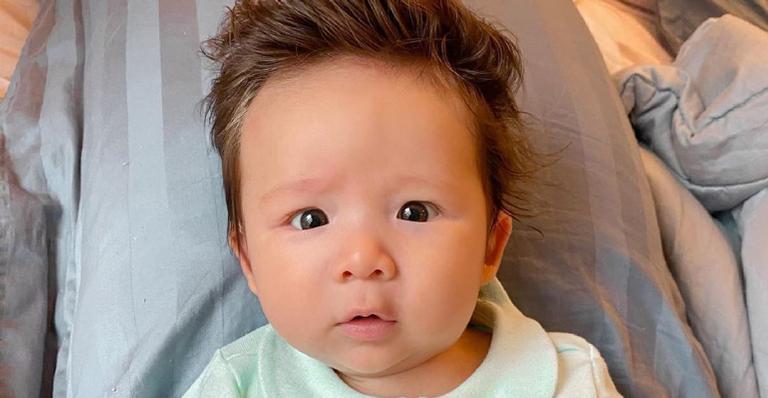 Jake, filho de Pyong Lee, surge agasalhado para se proteger do frio e encanta web