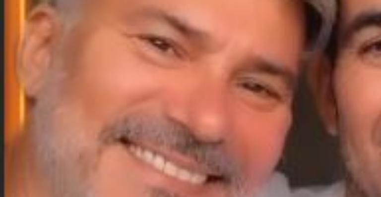 Leonardo Vieira ganha declaração apaixonante do marido gato ao celebrarem 12 anos juntos: ”Gratidão”