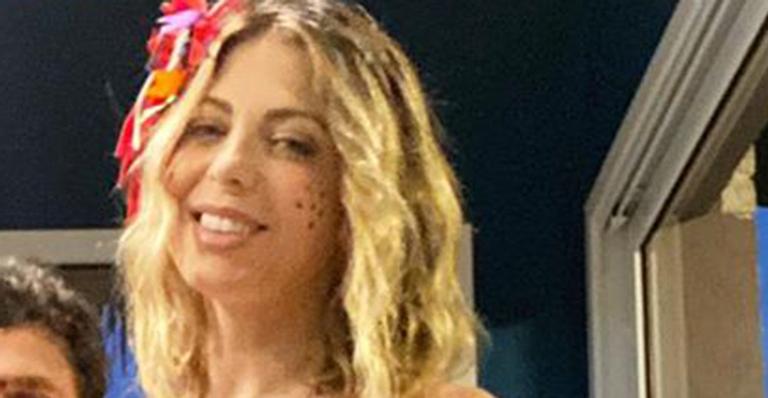 Sheila Mello surge com vestido curtíssimo sentada no colo do namorado e fãs comemoram: “Que casal!”