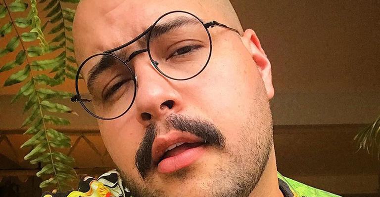 Tiago Abravanel relembra sua primeira paixão por um homem: “Sofria e não entendia”