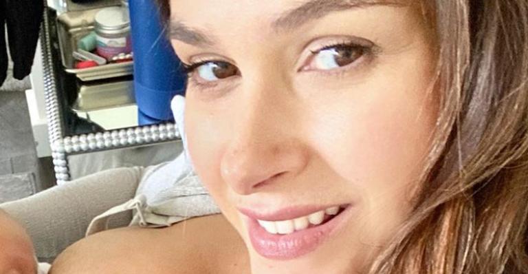Após parto complicado, Fernanda Machado celebra amamentação com selfie especial ao lado dos filhos: ”Lindos!”