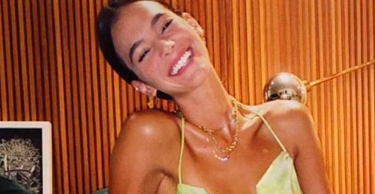 Bruna Marquezine surge de camisola e toma sol de bumbum pro alto com companheira canina: “Sem estrutura”