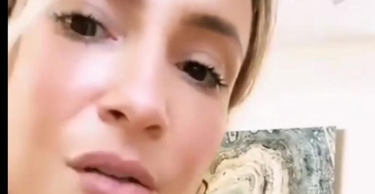 Ao vivo, Claudia Leitte passa perrengue com a filha e desabafa: “Mamãe tá cansada”