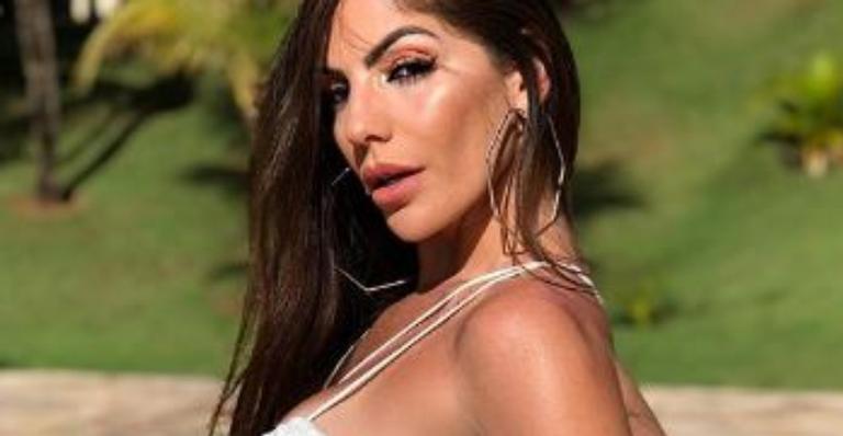 Ex-BBB Anamara ostenta corpo impecável em biquíni mínimo e deixa fãs de queixo caído