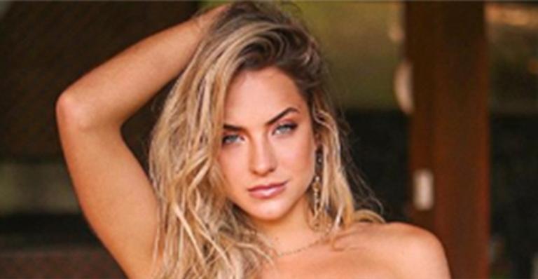 Ex-BBB Gabi Martins posa de top, puxa o shortinho jeans e exibe corpão: “Que curvas são essas?”