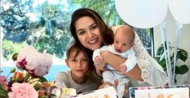 Fernanda Machado celebra primeiro mês de vida do caçula com festinha nada básica