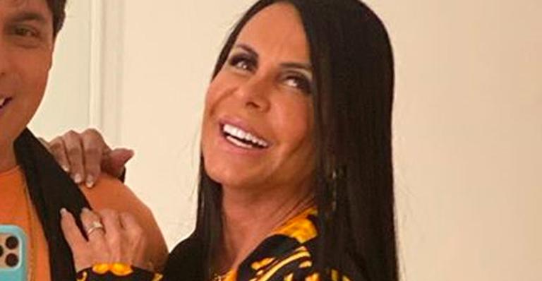 Aos 61 anos, Gretchen arrasa de microvestido e ostenta pernões ao lado do namorado: “Novinhas que lutem”