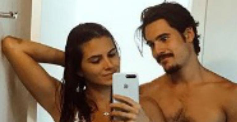 Nicolas Prattes surge em clique raro com a namorada e se declara: “Te amo”