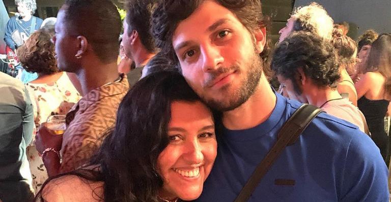 Regina Casé celebra aniversário de Chay Suede e lamenta saudade: “Te dar um cheiro no cangote”