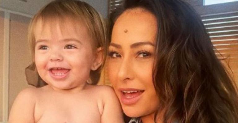Sabrina Sato deixa web morrendo de amores ao registrar sorrisão de Zoe: “Cara do papai, mas o sorriso é da mamãe”