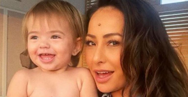 Sabrina Sato encanta ao registrar a filha, Zoe, desenhando: “E essa mão aí?”
