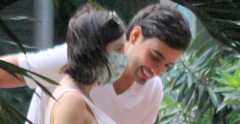 Sthefany Brito passeia com o marido, encontra amiga e ergue camiseta para mostrar o barrigão