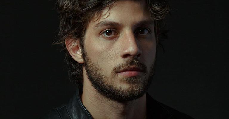 Chay Suede deixa só o bigode e arranca suspiros da web com novo visual: “Nem reconheci”