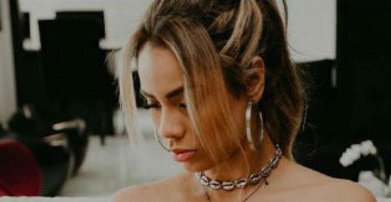 De top e calcinha, Lexa ostenta beleza e boa forma e impressiona: “Nem é mulher, é obra de arte”