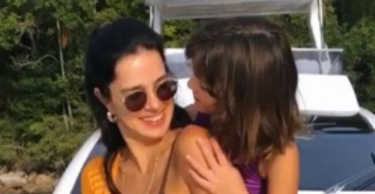 Esposa de Rodrigo Faro ostenta barriga chapada ao lado da filha em iate de luxo: “Que corpo divino”