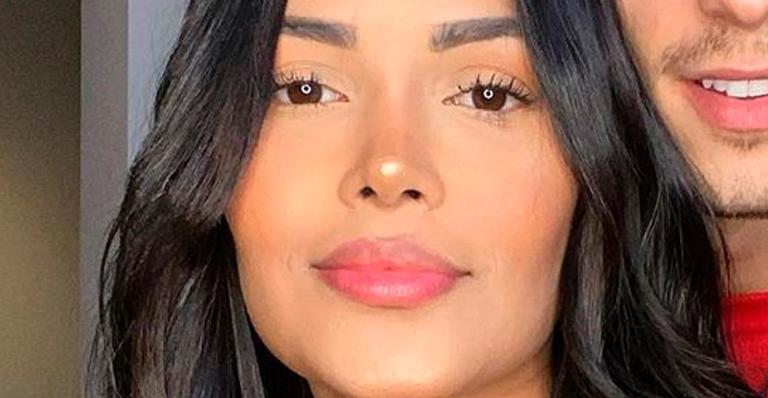 Ex-BBB Flayslane reúne filho e namorado gato e seguidores aprovam: “Família linda”