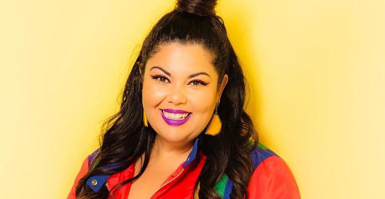 Fabiana Karla ostenta decote generoso em ensaio fotográfico colorido: “Acordei enjoada”