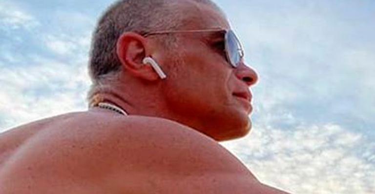 Aos 48 anos, Fábio Assunção ostenta tanquinho e corpo musculoso: “Gostoso”