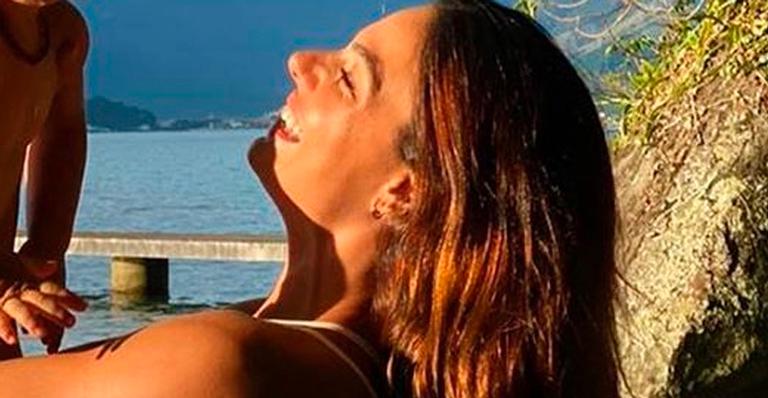 Isis Valverde compartilha momento de fofura com o pequeno Rael e cabeleira impressiona: “Família linda”