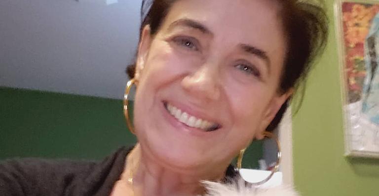 Lilia Cabral diverte a web ao relatar situação inusitada com o cachorro: “Que dó”