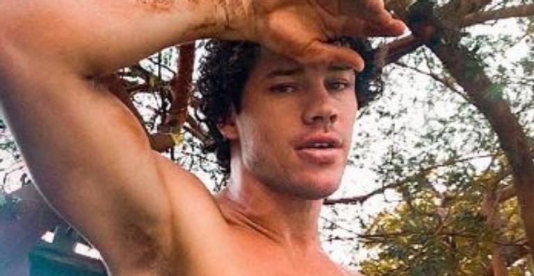 José Loreto arranca suspiros dos fãs ao exibir físico invejável e barriguinha tanquinho: ”Divino”