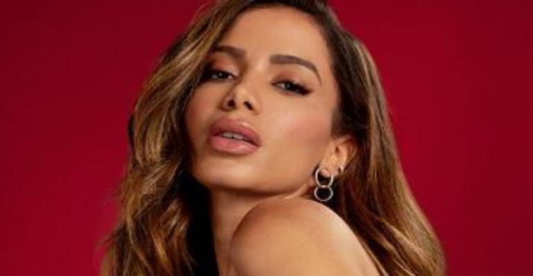 Poderosa! Anitta ostenta presentão avaliado em R$250 mil e faz propaganda: ”Que coisa boa”
