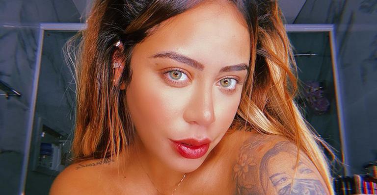 Só de toalha, Rafaella Santos faz ensaio caseiro e deixa decotão generoso à mostra