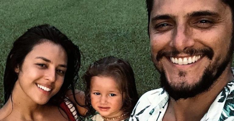 Yanna Lavigne encanta a web com clique da filha pintando as unhas: “Lindas”