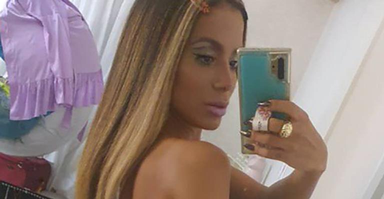 Anitta posa com calça aberta no bumbum e provoca: “Saudade de ver minha bunda saltando, né?”