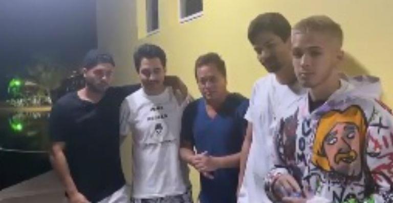 Após acidente dos filhos, Leonardo surge nas redes e tranquiliza: “Está tudo certo”