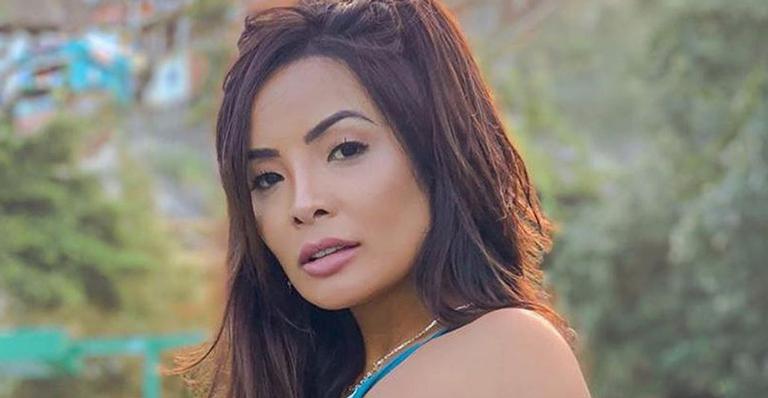 De maiô atoladinho, Carol Nakamura exibe bumbum lisinho em clique: “Gostam?”