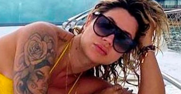 Ex-Panicat Dani Souza faz biquíni sumir no bumbum e seguidor dispara: “Dentinho não dá conta”