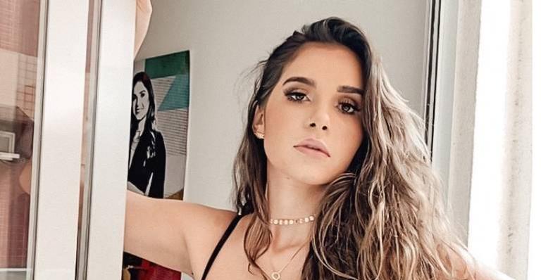 Gizelly Bicalho coloca bumbum pra jogo em clique sensual e fãs se animam: ”Perfeita”